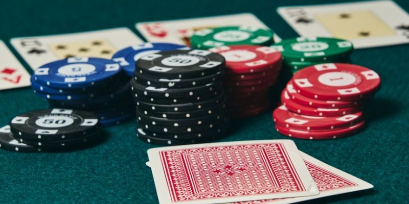 Kỹ năng đọc vị và quản lý vốn trong Poker b52 club